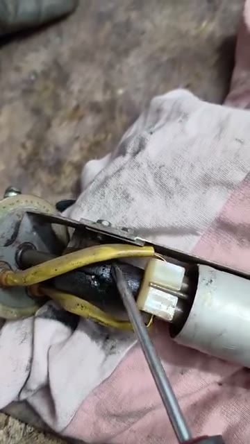 Pompa paliwa wyjęta ze zbiornika, w trakcie czyszczenia